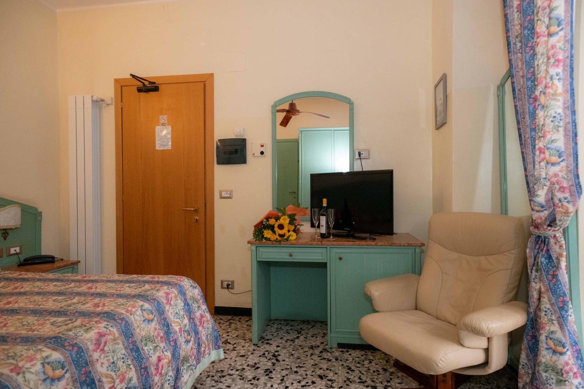 Hotel Magnolia Albenga Luaran gambar